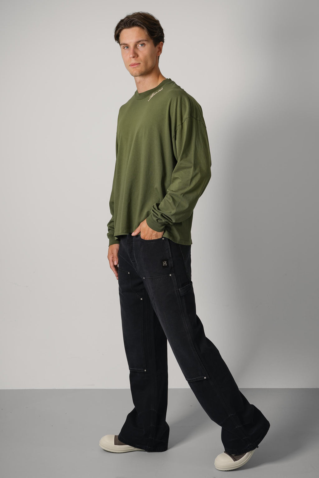 Amiri Script Ls Tee – Deep Olive
