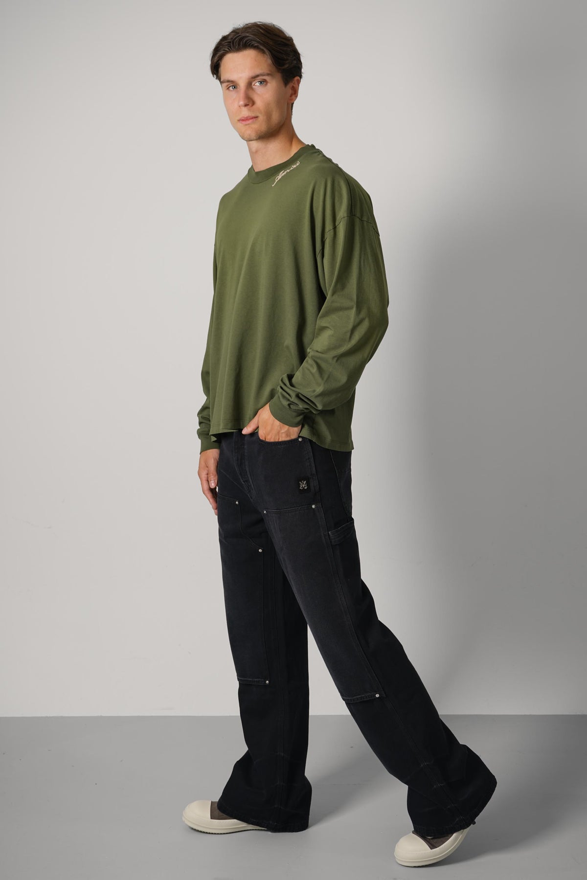 Amiri Script Ls Tee – Deep Olive