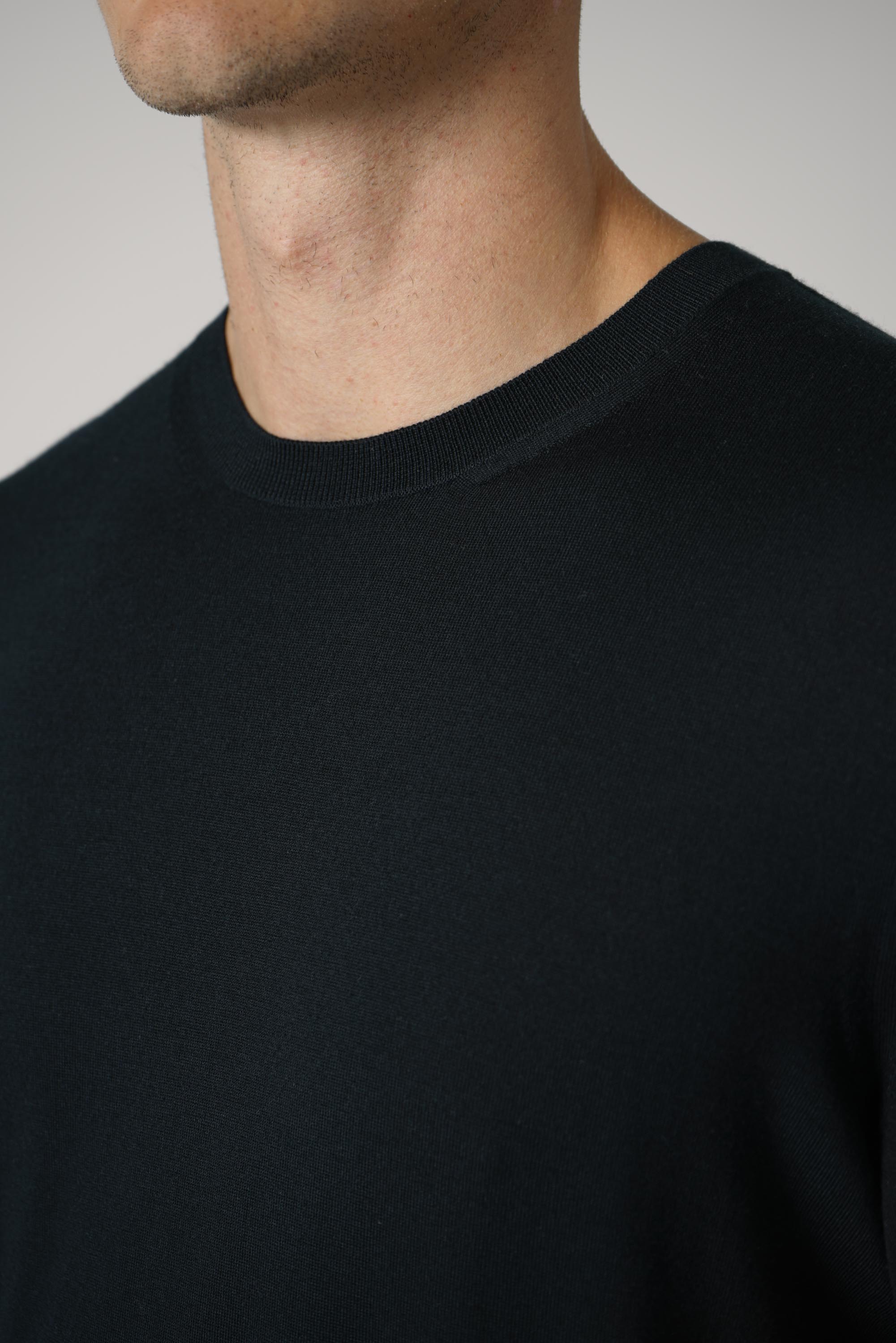 Fine Gauge Pure Wool LS Crew Neck – Black