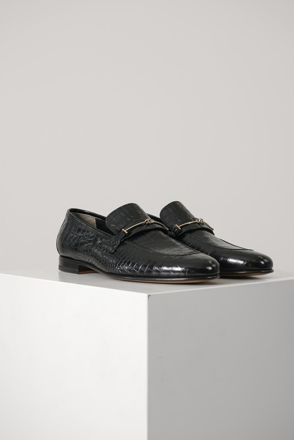 Soft Printed Alligator Double T Hardware Gigi Loafer – Black