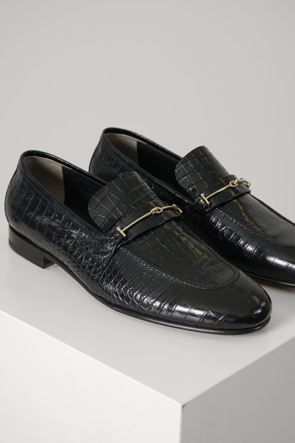 Soft Printed Alligator Double T Hardware Gigi Loafer – Black