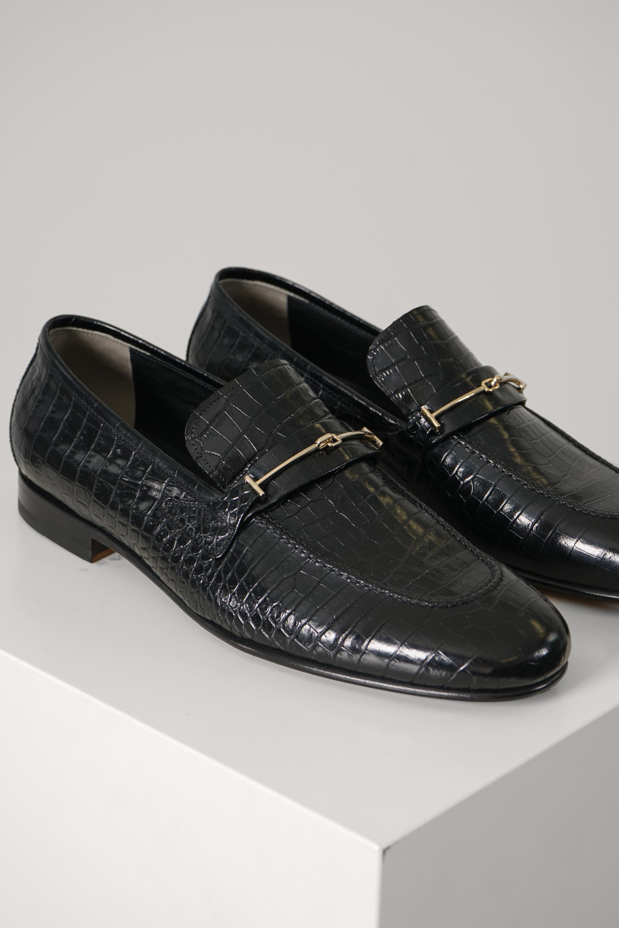 Soft Printed Alligator Double T Hardware Gigi Loafer – Black