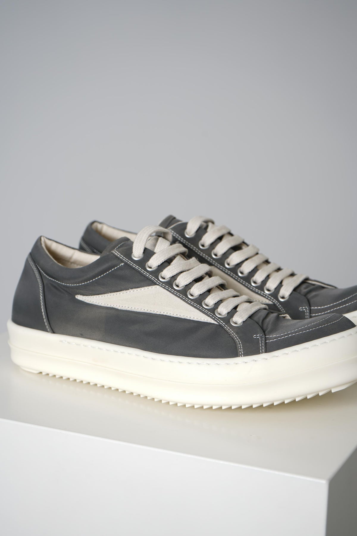 Rick Owens Vintage Sneaks – Dark Dust/Milk/Milk