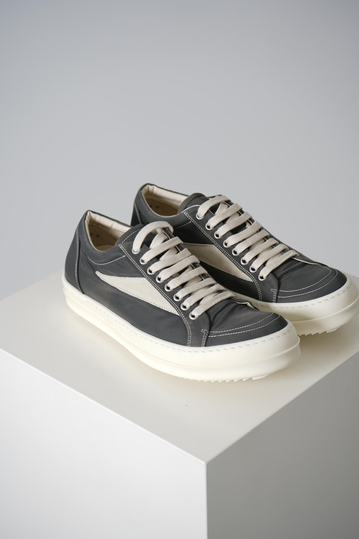 Rick Owens Vintage Sneaks – Dark Dust/Milk/Milk