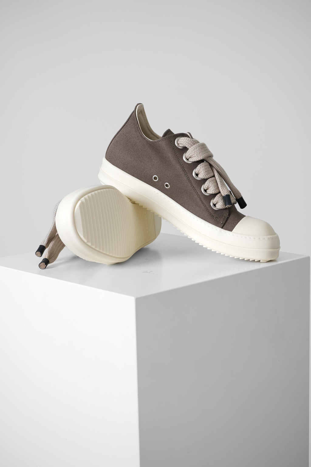 Rick Owens Jumbolace Low Sneaks – Dust/Milk/Milk