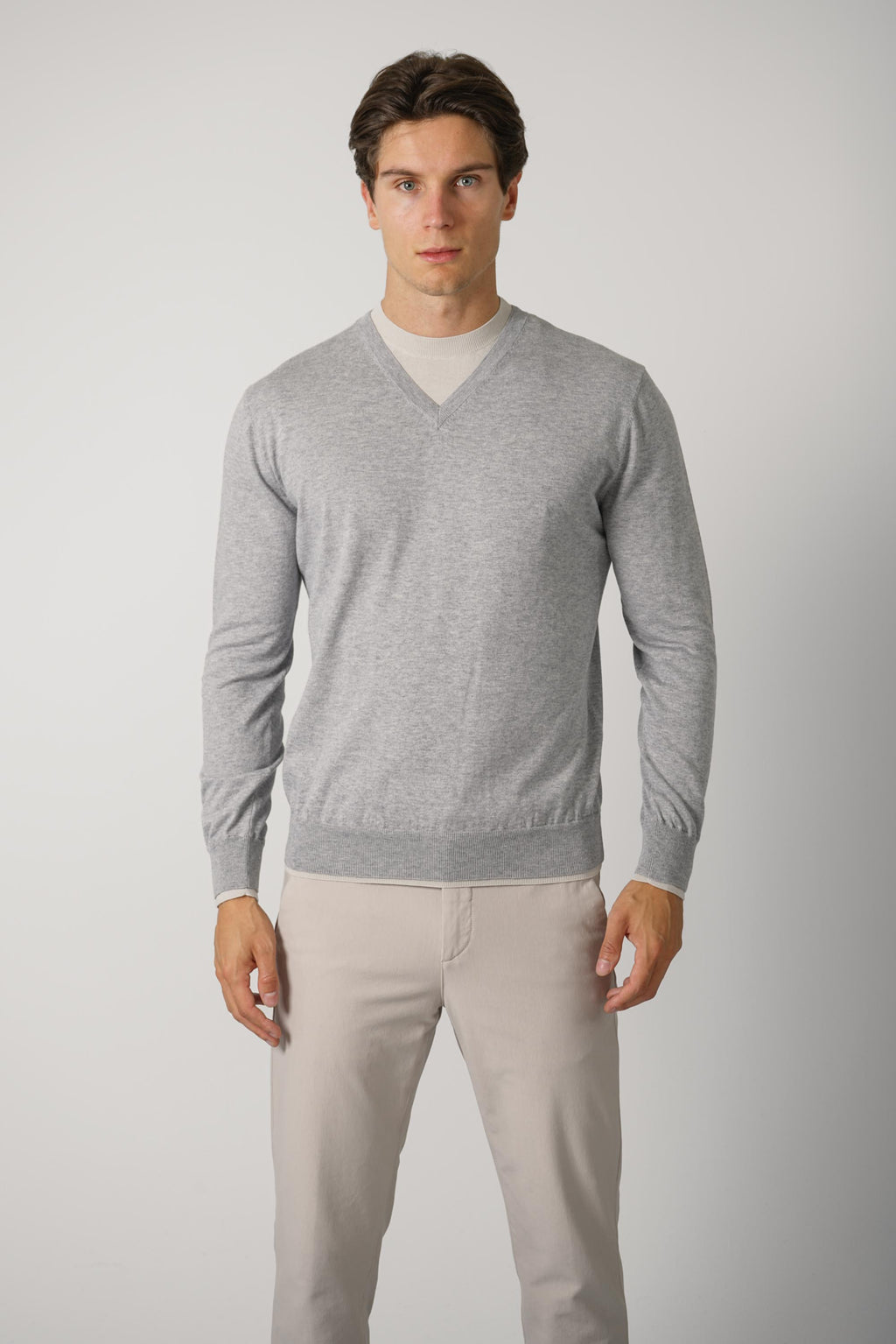 Crew-Neck Sweater MAG0N023 – Grigio Chiaro e Sabbia e Bianco
