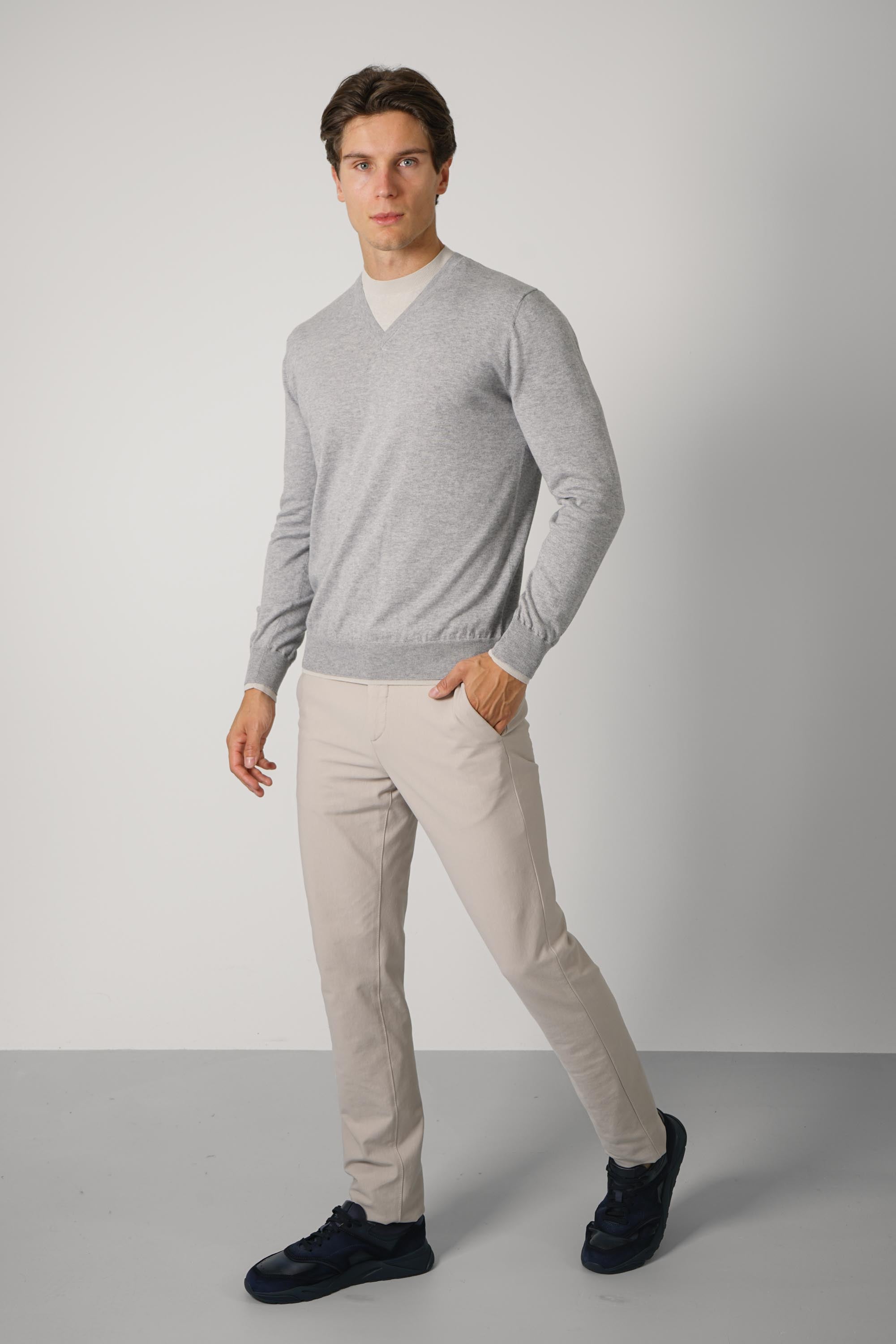 Crew-Neck Sweater MAG0N023 – Grigio Chiaro e Sabbia e Bianco