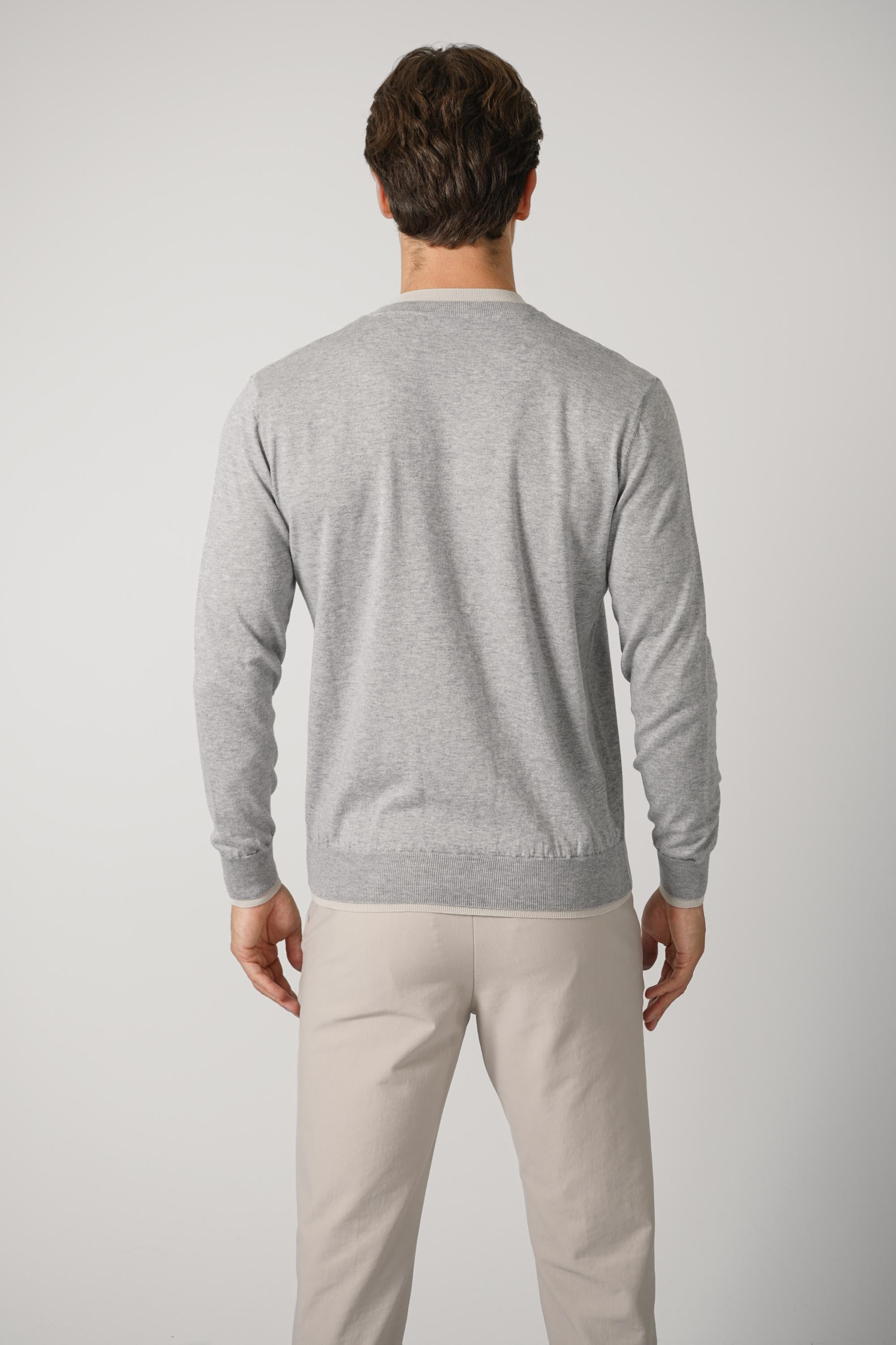 Crew-Neck Sweater MAG0N023 – Grigio Chiaro e Sabbia e Bianco