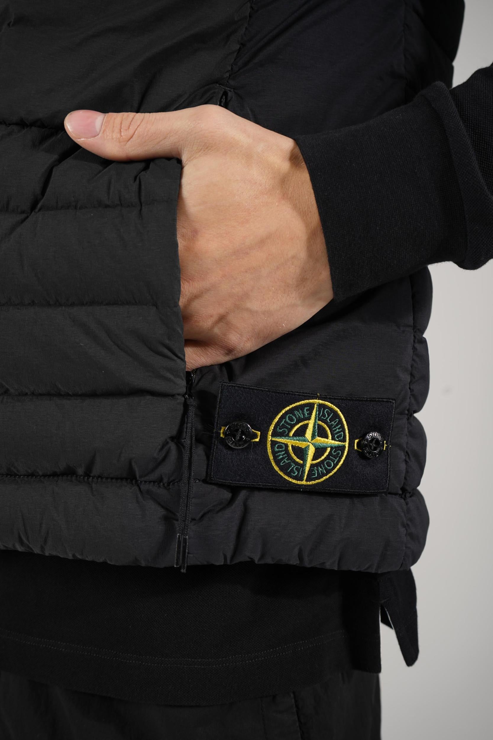 G100007 Stone Island Vest Black
