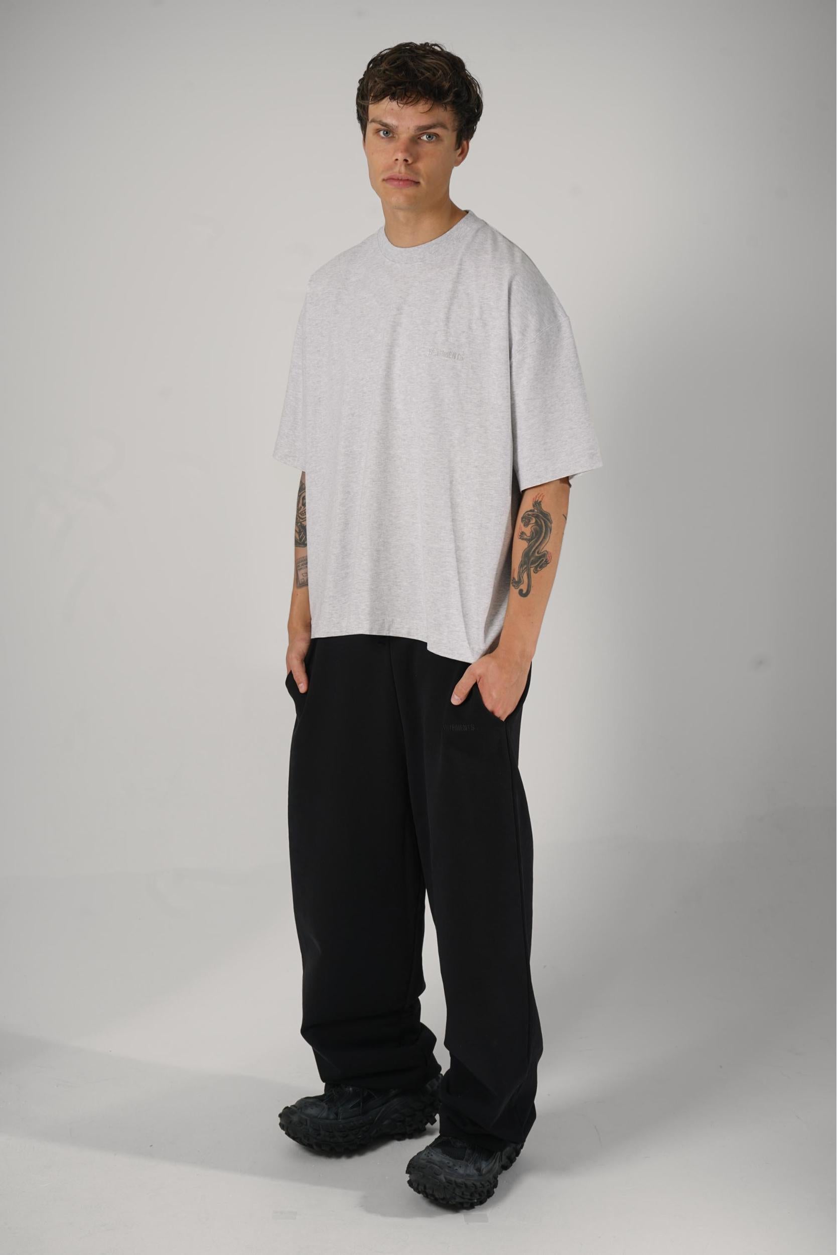 VETEMENTS グレー ロゴ Tシャツ Vetements Logo T-Shirt Grey – JURGEN STORE