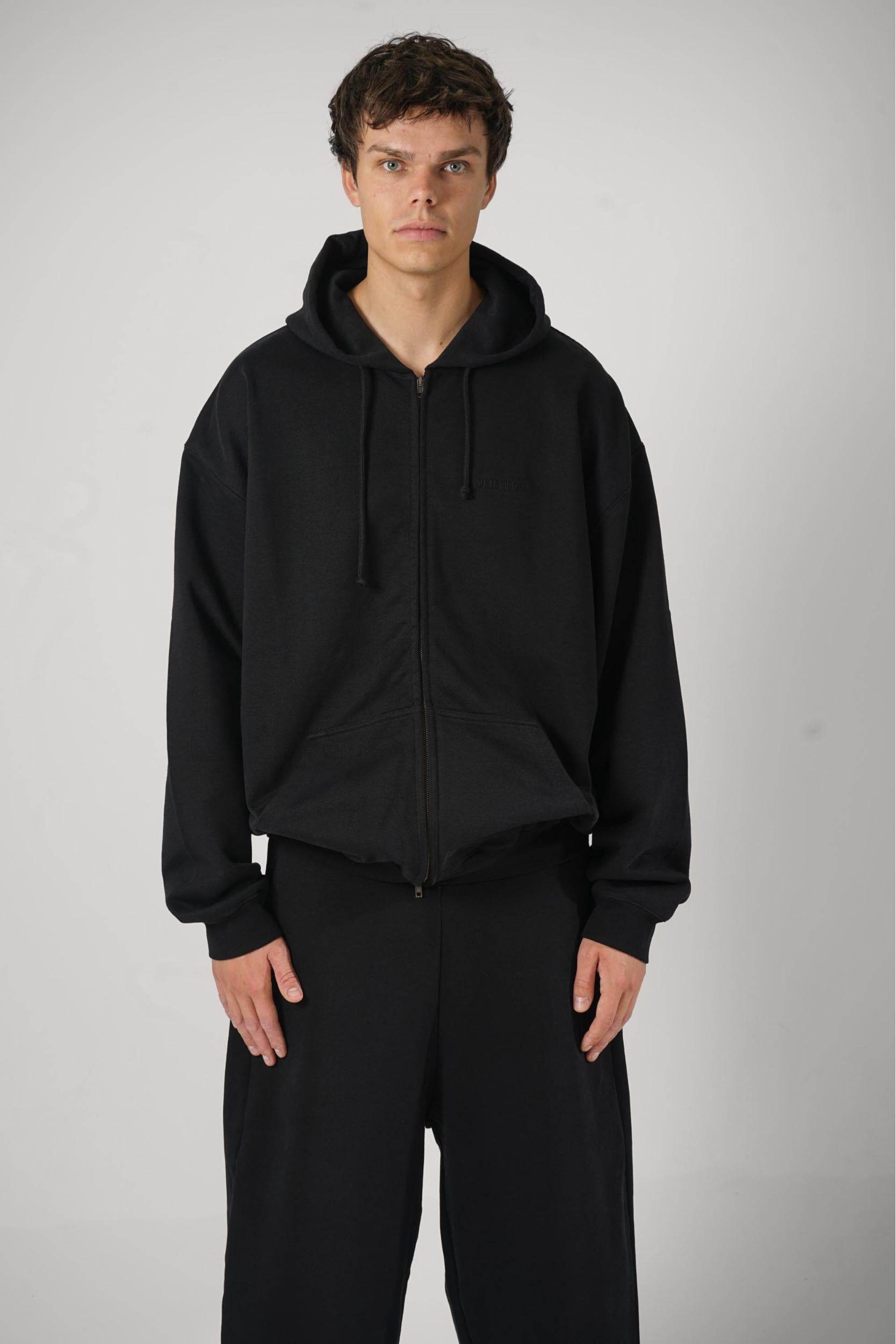 新品 XS【 VETEMENTS  】 Logo Zip-Up Hoodie Vetements Logo Zip-Up Hoodie Black – JURGEN STORE